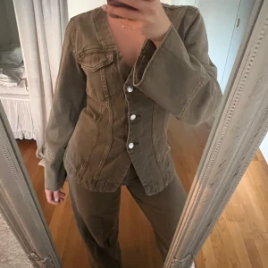 Jeansset från Gina - Snyggt jeans set från Gina Tricot! Säljs då det inte kommer till användning, sparsamt använt så mycket bra skick!! Jeansen i strl 36, jackan i strl M💋Sitter sjukt snyggt på kroppen! Säljs tillsammans för 500kr eller var för sig 300kr 