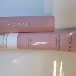 Set från Hickap - Säljer två produkter från Hickap: en Preppy Prime Grip Lover primer och Miracle Blur touch up stick, använda endast ett fåtal ggr. 100 kr för båda. 