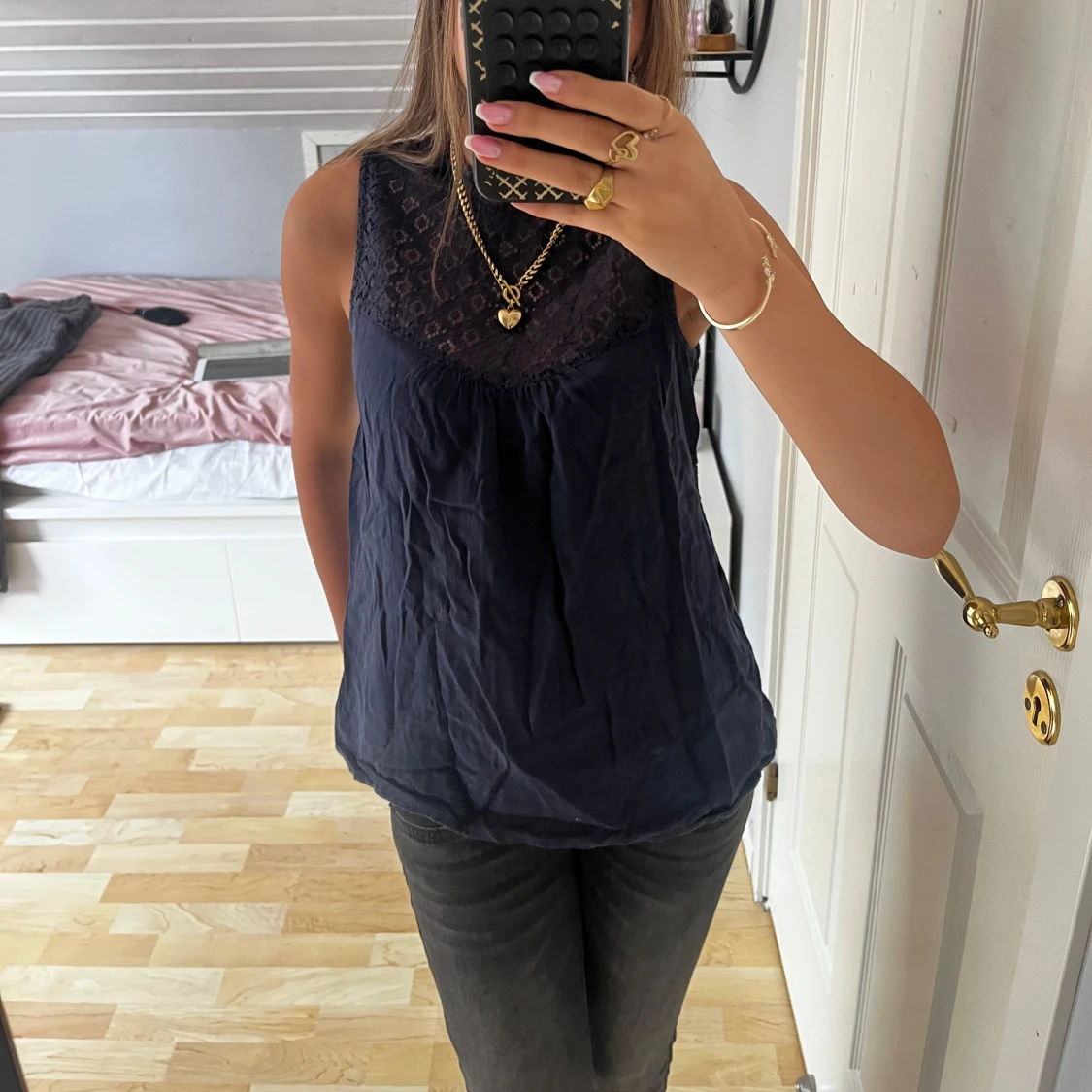 Mörkblå ärmlös blus med spets - 1