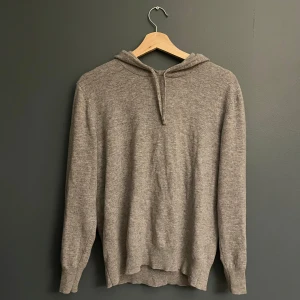Kashmir hoodie - As skön och snygg kashmir hoodie från Sayless | Skick 9/10 | Grå, 100% kashmir, storlek S | Nypris 899, mitt pris 450🔥 | Hör gärna av dig vid frågor!!!