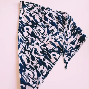 Blåvit mönstrad sidenscarf - Snygg blåvit scarf i siden med abstrakt mönster. Triangelformad och tunn, perfekt att knyta runt halsen eller i håret för en cool touch. Lätt och smidig att styla till olika outfits.  Helt & fint skick