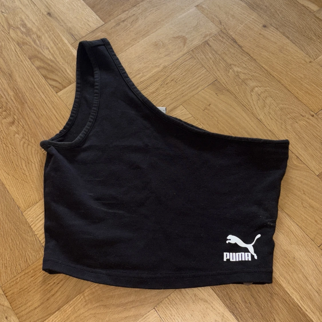 Svart one shoulder topp från Puma