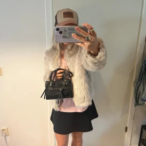 Svart kortkjol / volang  - Säljer en svart kortkjol med utsvängd och lätt A-linjeformad siluett. Kjolen är enkel och stilren utan detaljer, perfekt att matcha med allt.                   På bild två har jag vikt ned!                                            Fråga om du har några som helst undringar! 🥰