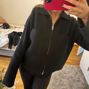 Svart cardigan - Från Åhléns, nypris 599kr. Knappt använd. Materialet är ordentligt och känns verkligen lyxigt. Perfekt till hösten! 