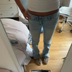 lågmidjade bootcut jeans - så najs utsvängda vintage jeans🙌🏽🙌🏽 innerben ca 75 cm o midjemått rakt över 33 cm men väldigt stretchiga💕