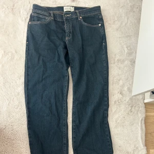 Mörkblå raka jeans från Abrand - Mörkblå jeans från Abrand med rak passform och normal midja, tillverkade i robust denim. Helt oanvända och därmed priset. Nypris 1099kr