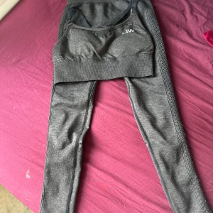 Gråa tights från Aim'n - Säljer ett par gråa tights från Aim'n med snygga detaljer längs benen. De är stretchiga och sitter tight, perfekta för träning eller chill. Materialet är mjukt och följsamt, och färgen är mörkgrå. Passar dig som gillar sportig och bekväm stil.