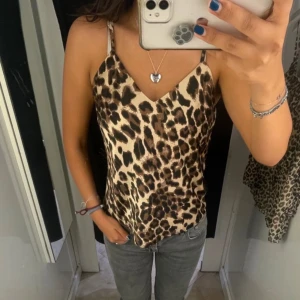 Leopardmönstrad linnetopp Sisters Point - Snygg linnetopp från Sisters Point med leopardmönster i bruna och beige toner. Tunt tyg med smala axelband och v-ringad hals. Perfekt för dig som vill sticka ut med ett djurmönstrat plagg och skapa en cool look. Kan alltid diskutera pris. Skriv för frågor och bilder🥰🥰