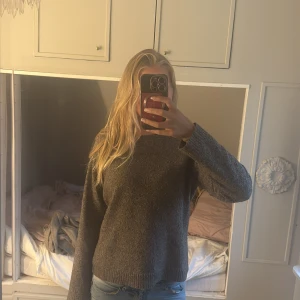 Mörkgrå stickad tröja - Mysig mörkgrå stickad tröja 