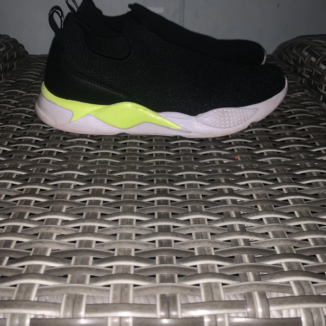 Svarta slip-on sneakers med neongul detalj - 3