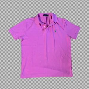 Ralph Lauren piké - Snygg rosa pikétröja från Polo Ralph Lauren i bomull. Klassisk krage, korta ärmar och liten grön logga broderad på bröstet. Perfekt för dig som vill ha en stilren och färgglad look. Passar dig som gillar klassiska märken och vill sticka ut lite extra. Jag skickar ej bild när jag bär plaggen och jag vet ej vilken längd och vikt de passar då jag inte prövar kläderna jag säljer, så för storlek hänvisar jag till måtten och passform att man googlar på modellnamn etc 😃