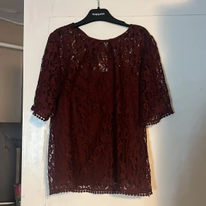 Röd T-shirt  - Jättefin vinröd  T-shirt (sitter ihop med ett linne) i strl XS. Vet inte vart den är ifrån då det är köpt på vinted, endast använt en gång oss mig och tidigare säljaren hade aldrig använt tröjan! 