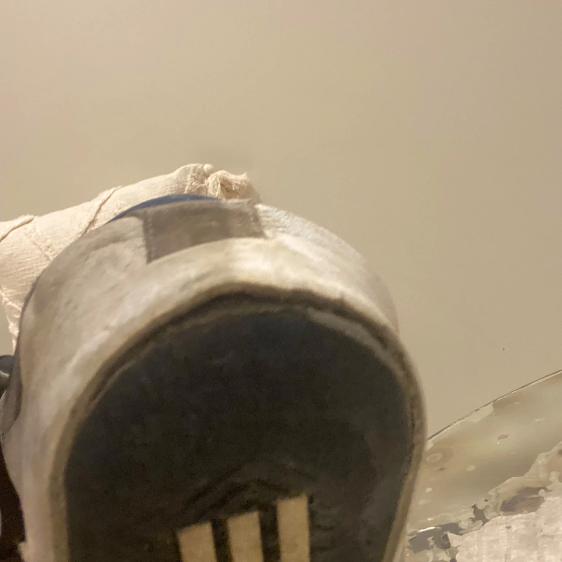 Vita sneakers med blå detalj