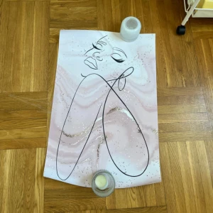Posters  - 1 för 25 eller 3 för 49. En bok fylld med stilrena, abstrakta linjeteckningar av ansikten mot en mjuk, marmorerad bakgrund i rosa och guld. Perfekt för dig som älskar modern konst och vill inspireras av kreativa illustrationer. 