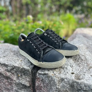 Lanvin cap toe  - Säljer ett par lanvin cap toe i storlek 40-41. Skick 7,5/10. Skriv vid funderingar, INGA SKAMBUD!