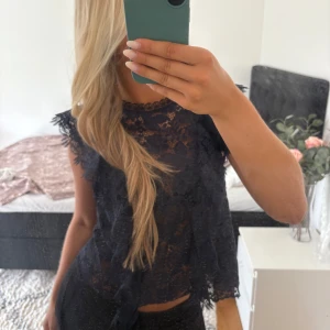 Spetsblus från Zara - Supersnygg mörkblå blus från Zara i genombruten spets med blommigt mönster. Blusen har korta ärmar med fina spetsdetaljer och rund halsringning. Perfekt att ha som den är eller med ett vanligt linne under!! 💙 Denna är i stort sett aldrig använd och är helt intakt!! 