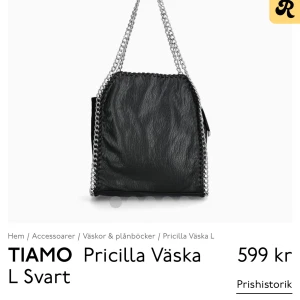 Svart väska ”pricilla” - Svart snygg väska i skinnimitation med en metallänk som axelrem ❤️‍🔥väskan kommer från märket tiamo och är köpt på scorett. Nypris 599kr. Väskan har användts flitligt, men är i väldigt fint skick o har inga skavanker eller liknande. 