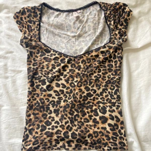 Leopardmönstrad topp  - Säljer en leopardmönstrad topp från Nelly i storlek XS. Toppen har svart spetskant och korta ärmar. Säljer då den inte kommer till användning. Den är endast använd ett fåtal gånger och inga defekter. Ny pris 199kr💘💘