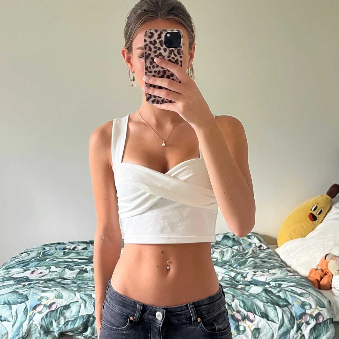 Vit croppad omlottopp med breda axelband