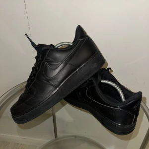 Air Force 1 Black - Svarta air force 1 perfekt för hösten.