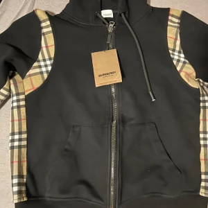 Burberry kofta - Säljer min burrbery kofta på grund av att jag inte tar på mig den, jag köpte den i juni men har använt den max 5-6 gånger inga fel på tröjan den är storlek m men passar s också 