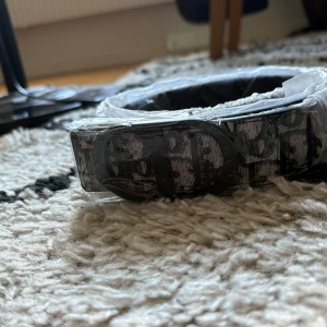 CD bälte D.i.o.r - Helt nytt du får med spik till bältet så du kan fixa mer hål om det behövs😁