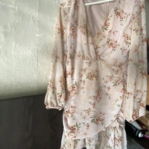 Sommarklänning från Nelly - Använd 1 gång