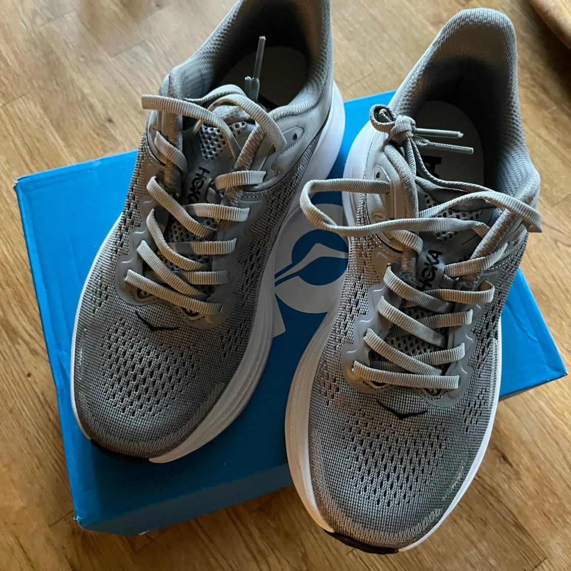 Grå Hoka Bondi 9 sneakers