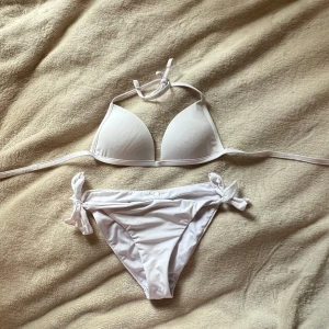 Vit bikini från calzedonia  - Storlek S i båda. Bra skick. Nypris 1000kr