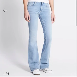 Jeans  - Säljer mina blåa jeans från lager i storlek M, använd ganska många gånger men är i bra skick fortfarande. Köpte dom för 400 och säljer för 180 ❣️skriv för fler bilder 