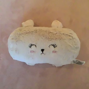 Söt Beige-rosa Kaninkudde - Supergullig avlång och fluffig kaninkudde! 🤗 Inte varit till någon större användning, sp är också i väldigt bra skick☺️ 🚚 Skickar inom kort!