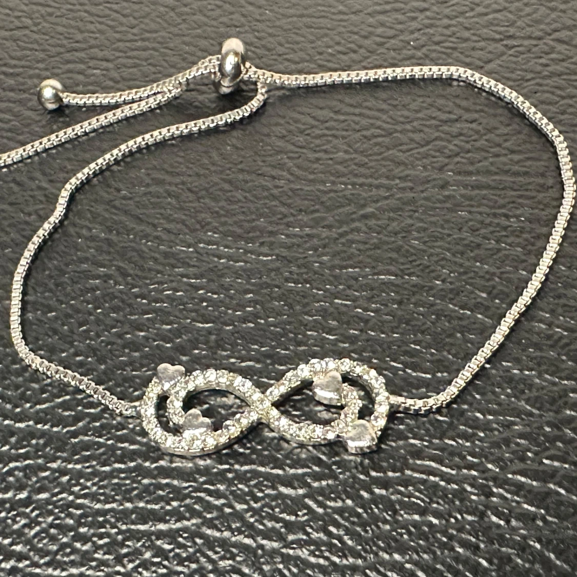 Vintagearmband med evighetssymbol i strass och hjärtan - 80-tal - Retro - Från farmors smyckesskrin - 2
