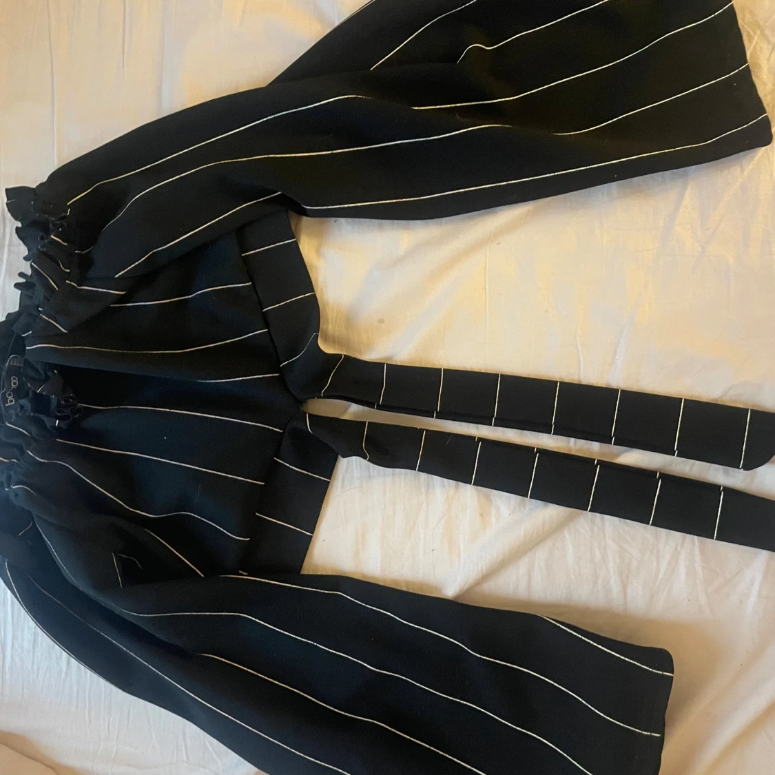 Svarta vida randiga tröja med knyt - 1