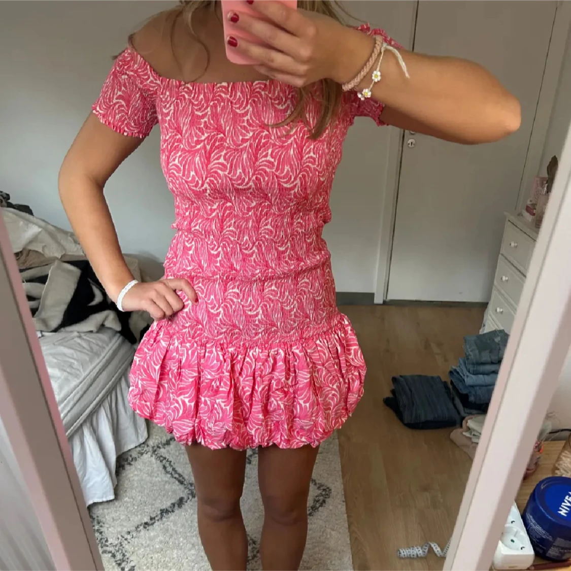 Rosa offshoulder kortklänning