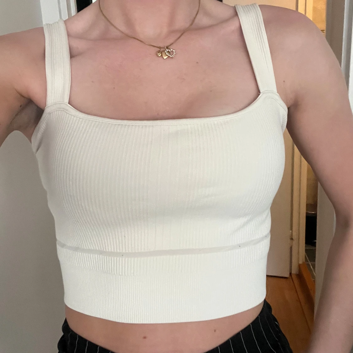 Ribbad cremevit linnetopp från ARKET - 4