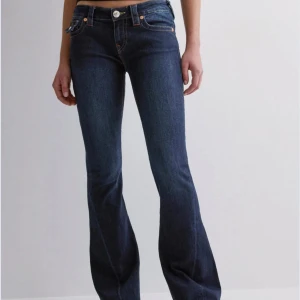 Mörkblå jeans True Religion - Säljer mina true religion jeans i storlek 24. Dom är lite slitna längst ner men inget som syns när dom är på. 