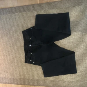 Svarta weekday raka jeans - Svarta jeans från weekday med klassisk femficksdesign och raka ben. Jeansen har normal midja och är tillverkade i ett robust denimtyg. Storlek 30x30 och ser knappast använda ut. Stil: barrel