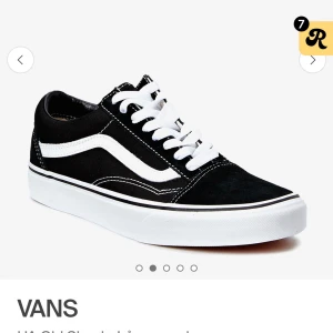 Svarta Vans Old Skool sneakers - Klassiska Vans Old Skool sneakers i storlek38.5 . Använda några fåtal gånger bara.💕