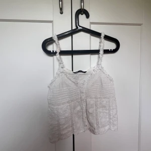 Vit topp från Zara  - Supersöt vit linnetopp från Zara. Säljer då den inte kommer till användning 💓
