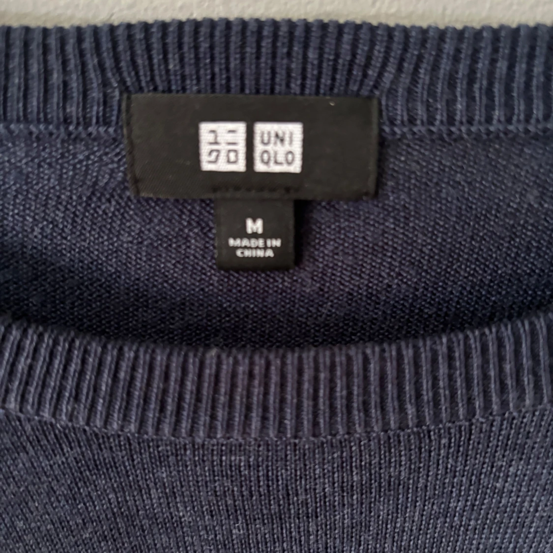 Mörkblå stickad tröja från Uniqlo - 1