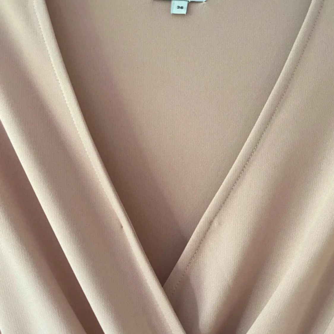 Ljusrosa omlottklänning i polyester - 2