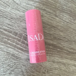 Isadora Blush Stick Rose Perfection - Helt ny, Krämig blush stick från Isadora i färgen 42 Rose Perfection. Multifunktionell produkt som kan användas på kinder, läppar och ögon. Kommer i en smidig rosa hylsa, vegansk och parfymfri. Perfekt för att skapa en fräsch och naturlig look.