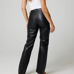 Svarta raka byxor i skinnimitation - Snygga svarta byxor i skinnimitation med raka ben och klassisk femficksdesign. Byxorna har hög midja och stängs med dragkedja och knapp. Perfekta för dig som vill ha en edgy och trendig look. Prislappen är fortfarande kvar, säljer pga att storleken var fel, nypris på hemsidan 250kr