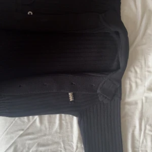 Svart ribbad kofta från BOSS - Jag säljer den här söta cardiganen från Hugo boss och den blev liten på min lillasyster och den är i storlek XS den är helt ny 