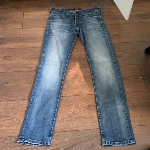 SLIMFIT JEANS - Storlek 30/32, bra skick. Från Jack & Jones. Skriv dm om ni har några frågor!