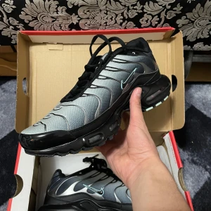 Nike Tn Air Max Plus grå/svarta  - Nike Air Max Plus, helt nya och oanvända .