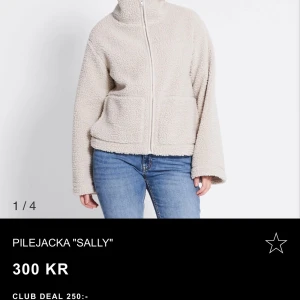 Beige teddyjacka "Sally" med dragkedja - Mysig beige teddyjacka med hög krage och hel dragkedja framtill. Jackan har två stora fickor och är tillverkad i fluffigt teddy-material som ger en chill och trendig look. Perfekt för lager-på-lager och passar till jeans eller mjukisbyxor. Den är helt oandvänd med lappen kvar, säljer då jag ångrade storleken jag köpte 