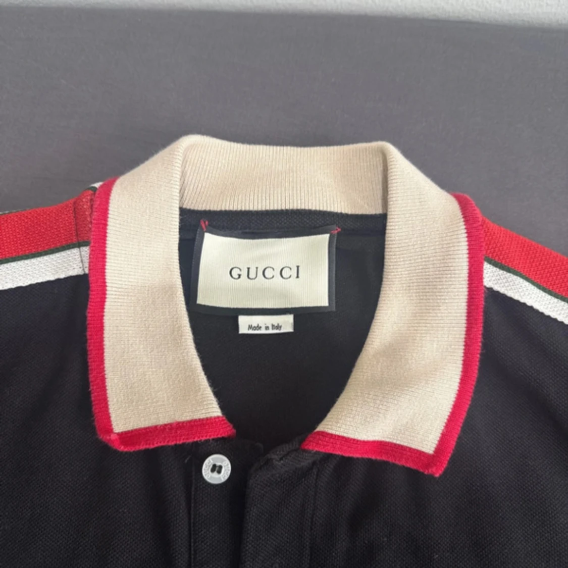 Svart pikétröja från Gucci med röd/vit detalj - 1