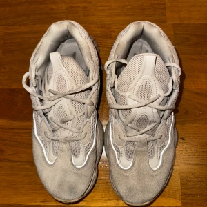 Adidas Yeezy 500 ”Ortholite” - Säljer ett par Adidas Yeezy 500 ”Ortholite”. Perfekta för dig som gillar streetwear och vill sticka ut. Storlek eu 41 1/3, us 8, uk 7.5. Ingen original låda medföljer, utan endast skorna. Priset är aningen förhandlingsbart. 