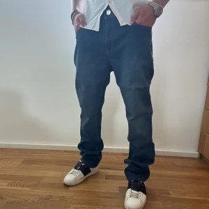 Jacob Cohën Helt Nya - Jacob Cohën HELT NYA - Blåa - W36                                          Modell på bild: 175cm, 70kg - Sitter löst på mig                                                            Gissning på vem jeans passar: 180-190cm 